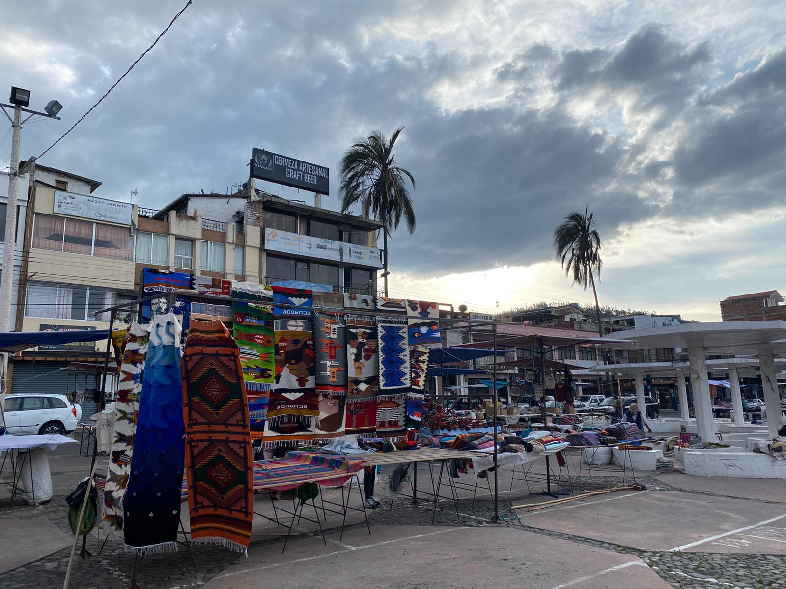 mercado de Otavalo durante la tarde