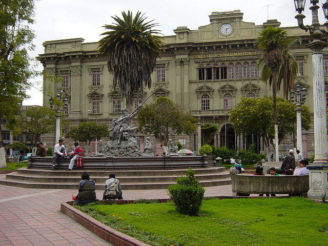 caminando en el parque Maldonada en Riobamba, Ecuador