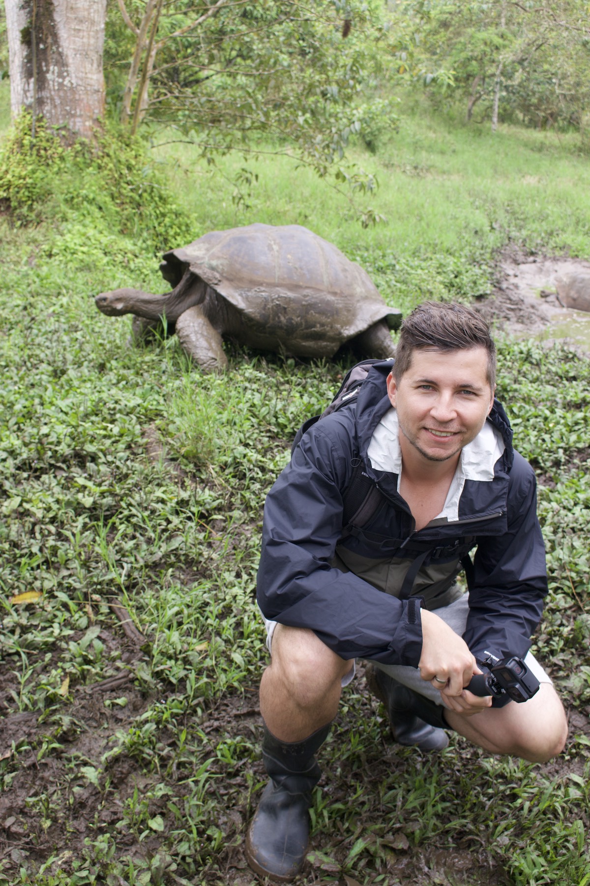 Tortugas gigantes de Galápagos detrás de mí en la Reserva de Tortugas El Chato