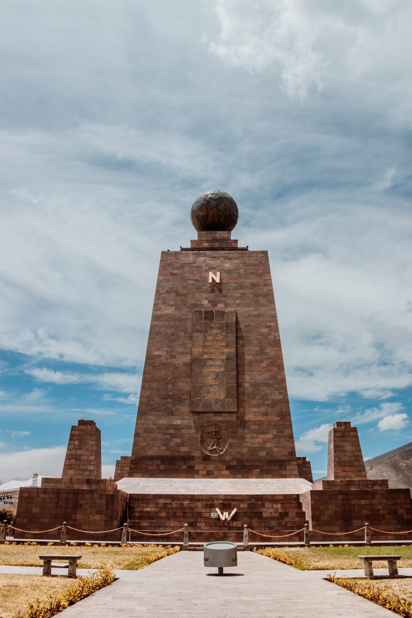 Fotos del edificio "Mitad del Mundo" en Quito, Ecuador