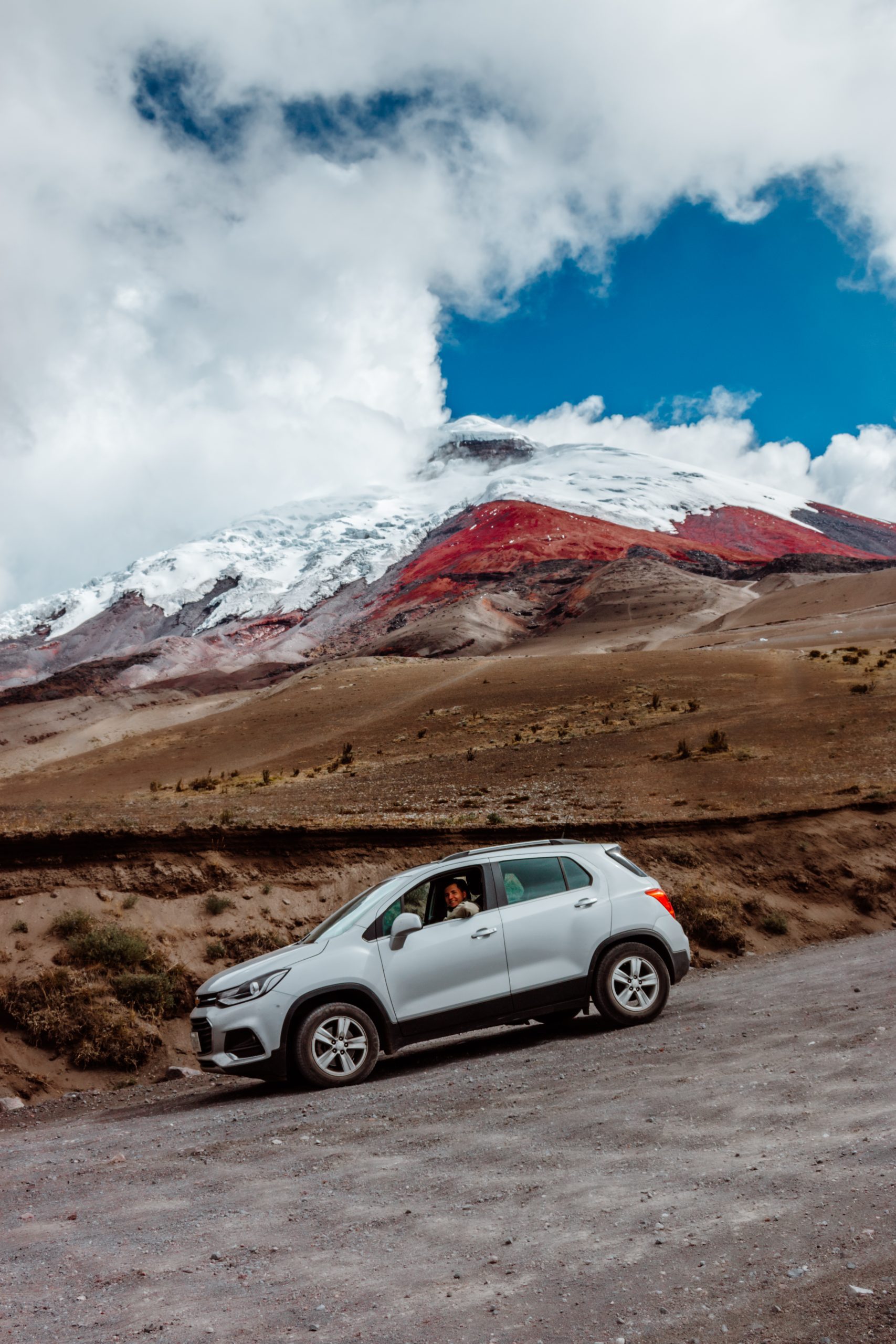 Conduciendo junto al volcán Cotopaxi, Ecuador