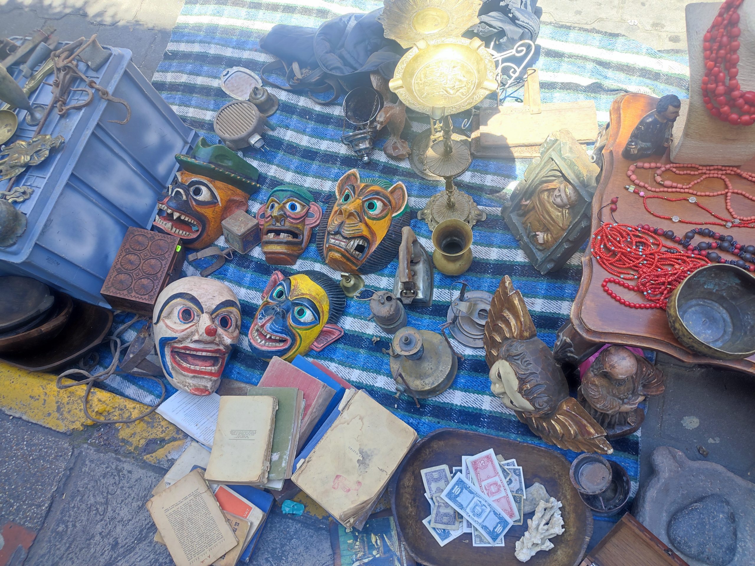 Souvenirs indígenas en el mercado de Otavalo