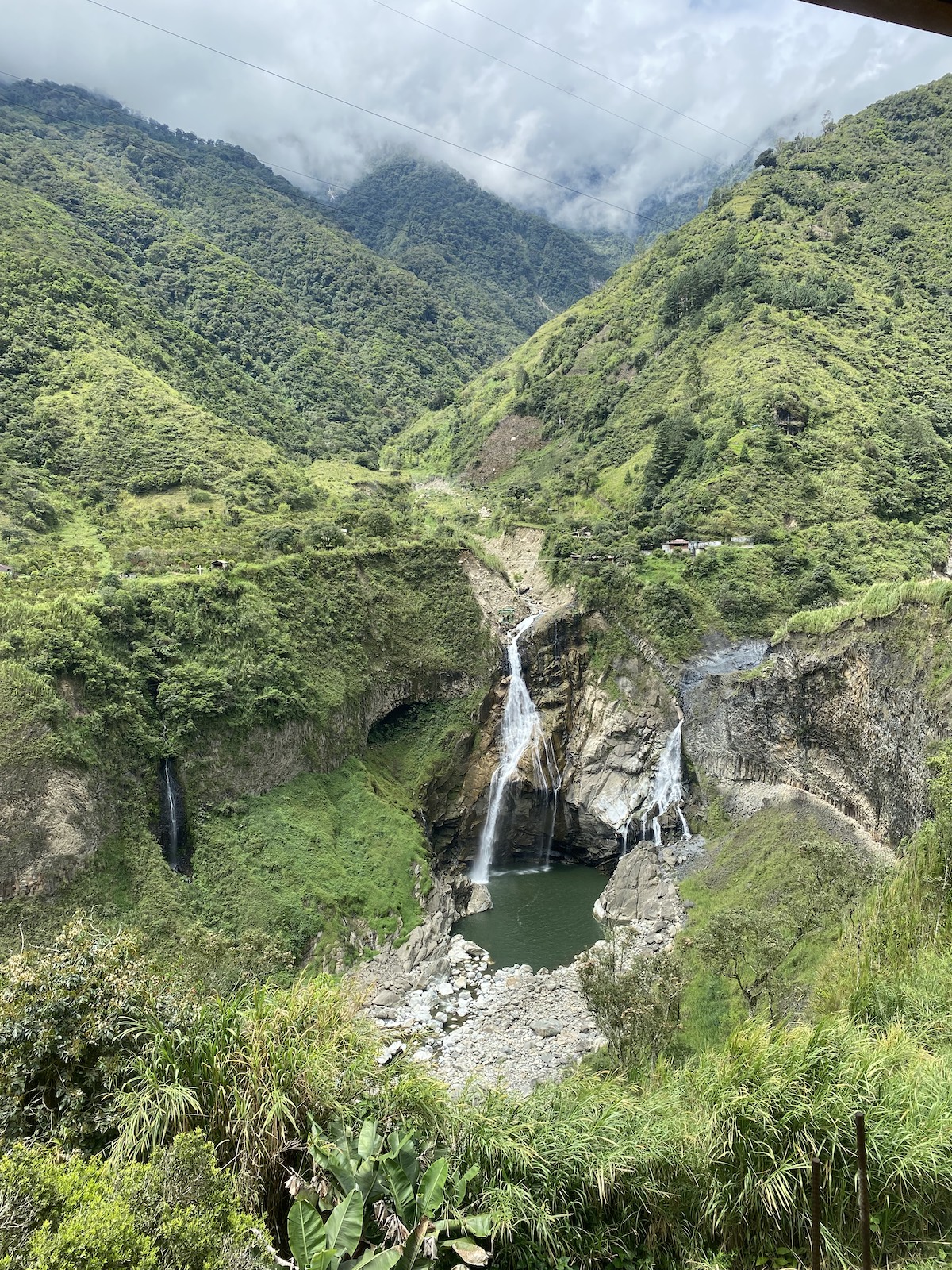 Blicke auf die Wasserfallroute (Ruta de las Cascadas) in Banos Ecuador
