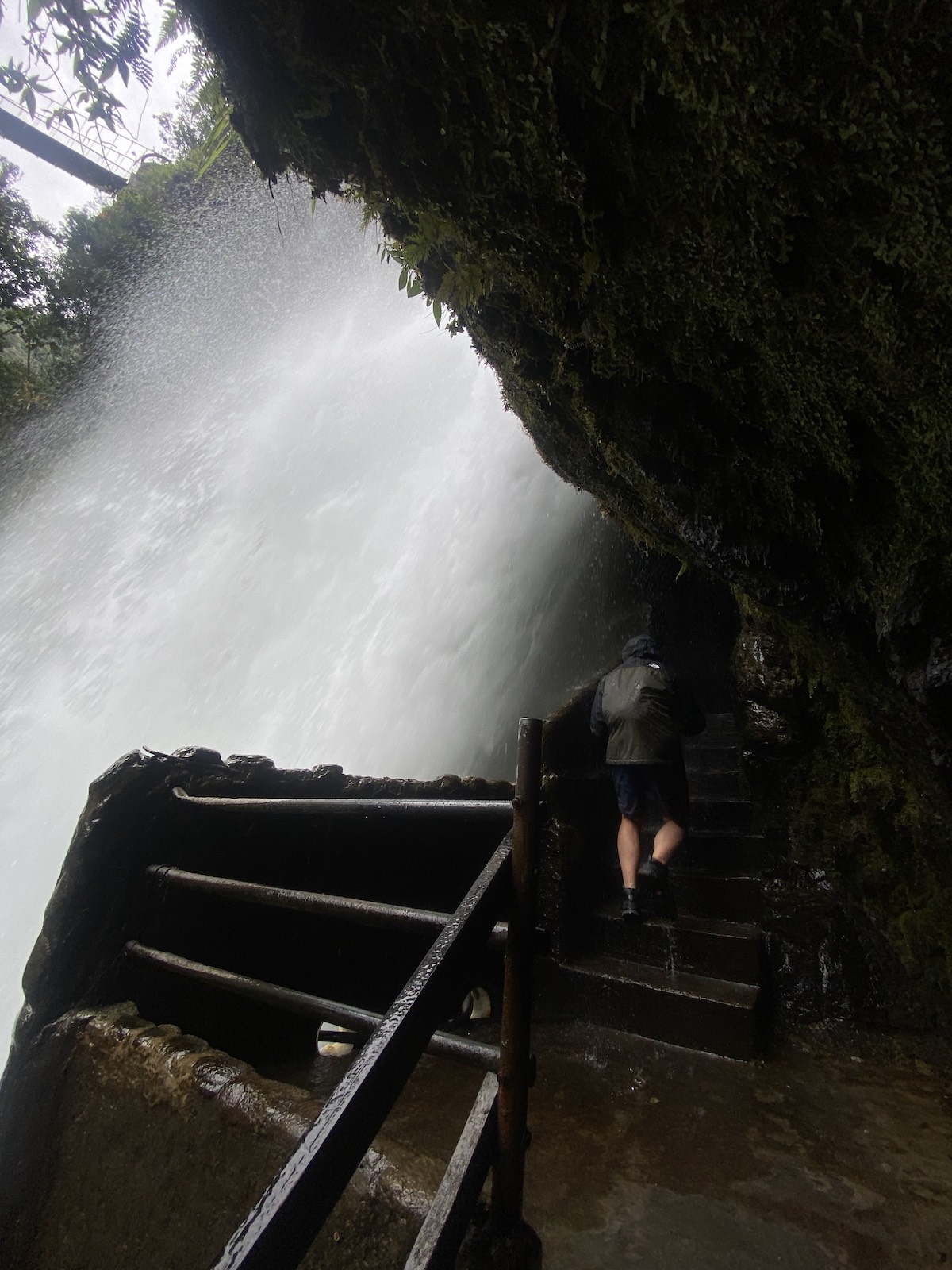 Beim Betreten des Pailon del Diablo Wasserfalls