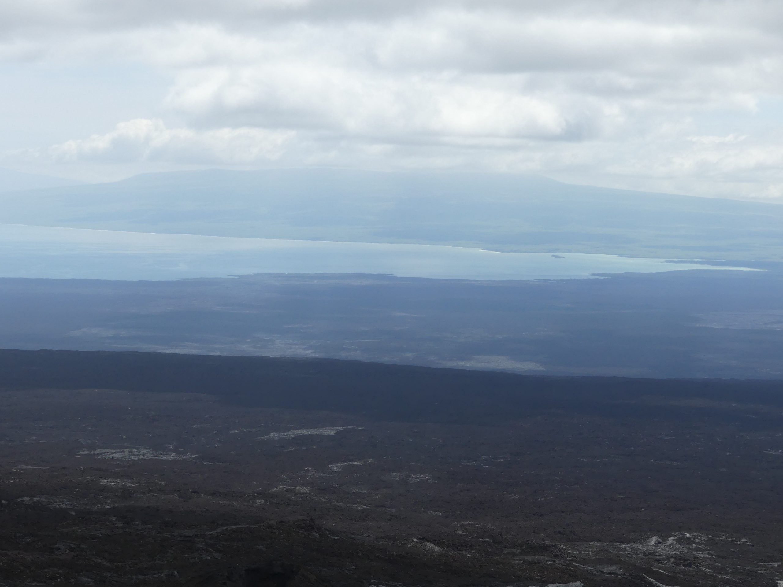 Blick auf den Sierra Negra Vulkan im Ozean, Galapagos