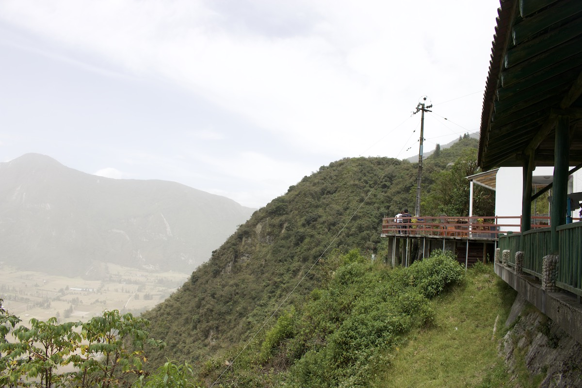 Aussichtspunkt im geobotanischen Reservat Pululahua hervorgehoben