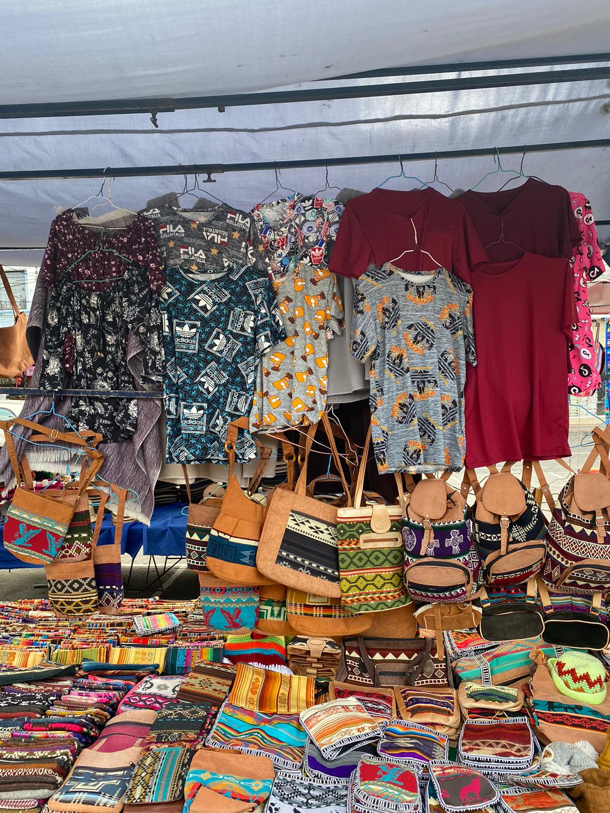 Textiles en el mercado indígena de Otavalo