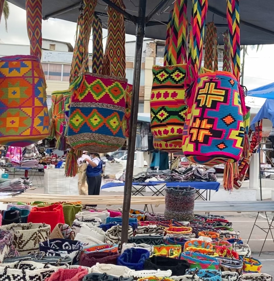 Bolsos tradicionales ecuatorianos en el mercado de Otavalo