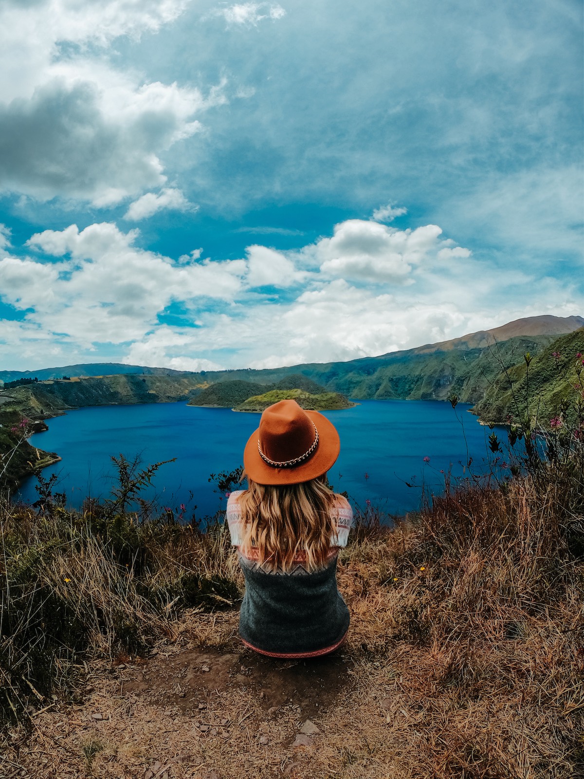 Meine Frau posiert vor der Laguna de Cuicocha in Ecuador