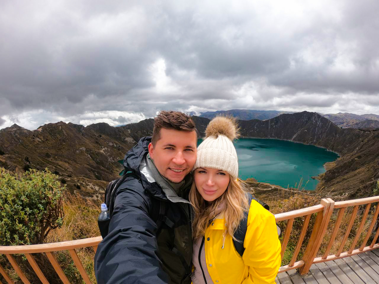 Oleg y Natalia en la laguna del Quilotoa en Ecuador