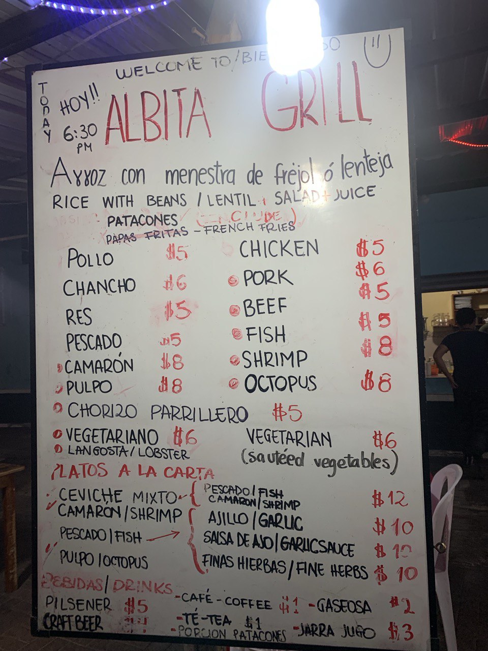 Handgeschriebene Speisetafel des Albita Grill mit Gerichten und Preisen