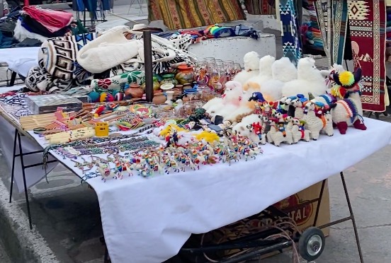 souvenirs en el mercado de Otavalo