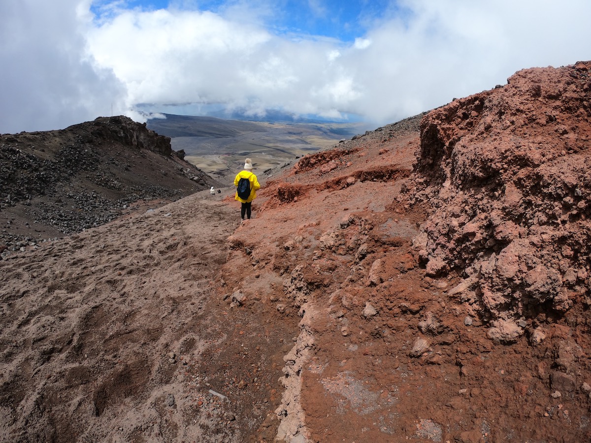 Caminando cerca de la cima del volcán Cotopaxi