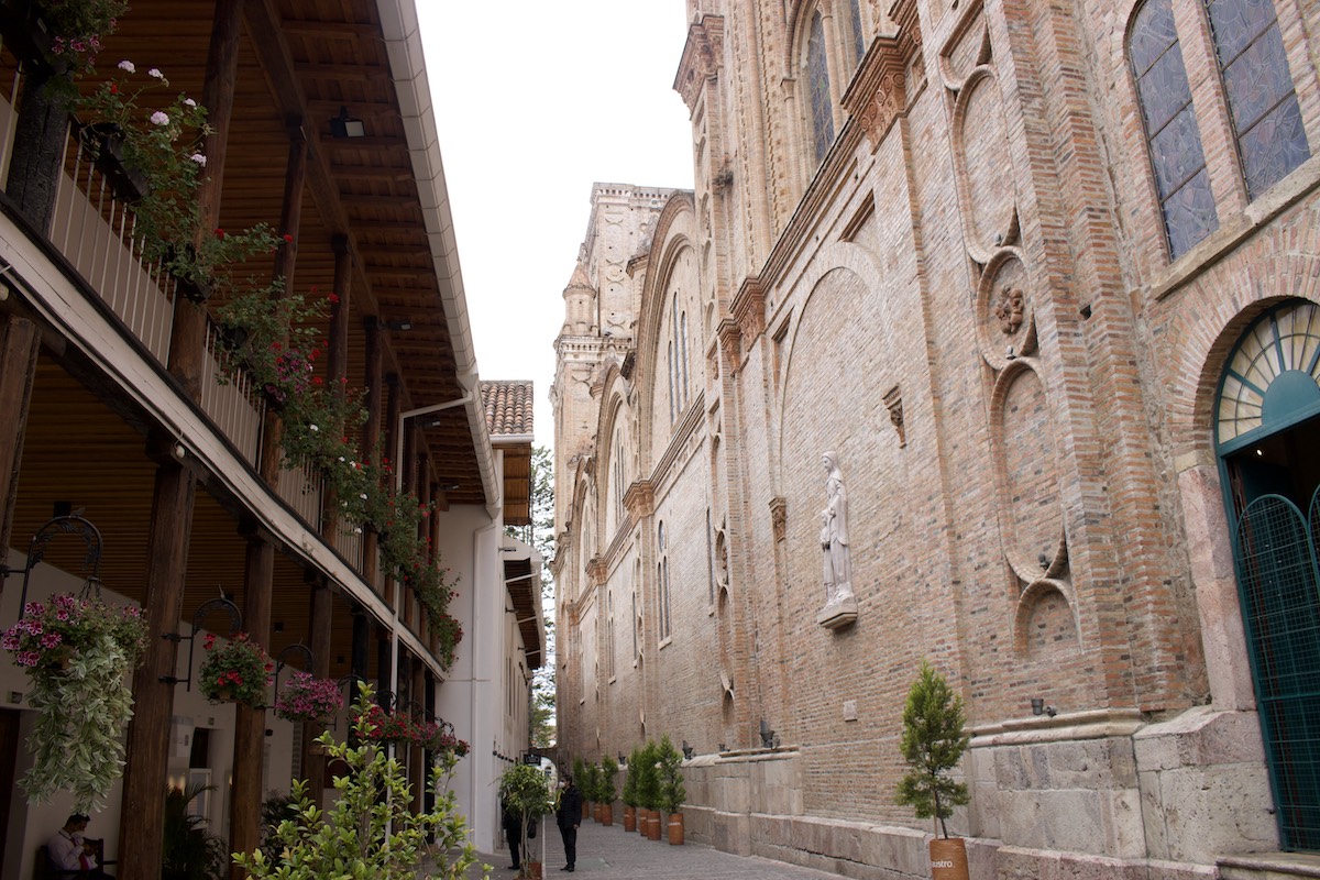 Durch historische Straße in Cuenca Ecuador spazieren Durch historische Straße in Cuenca Ecuador spazieren