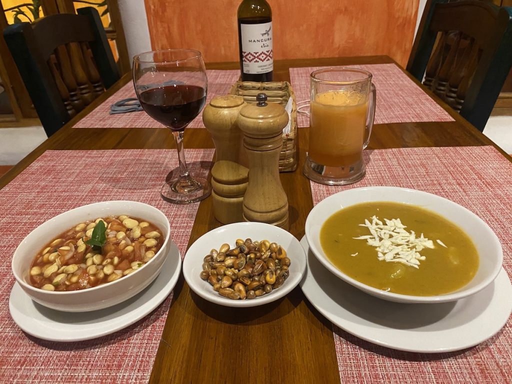 Authentisches Abendessen in Nord-Ecuador in einem Hotel in Otavalo