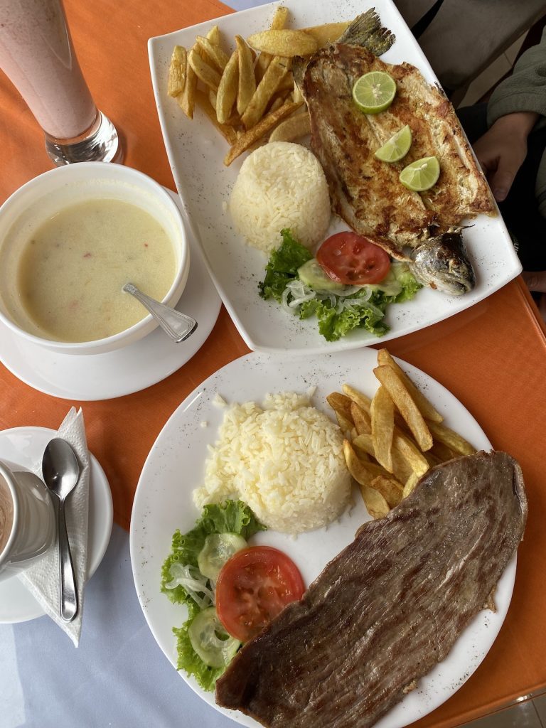 Mittagessen in der lokalen Gemeinde Quilotoa, Ecuador in der Nähe von Banos