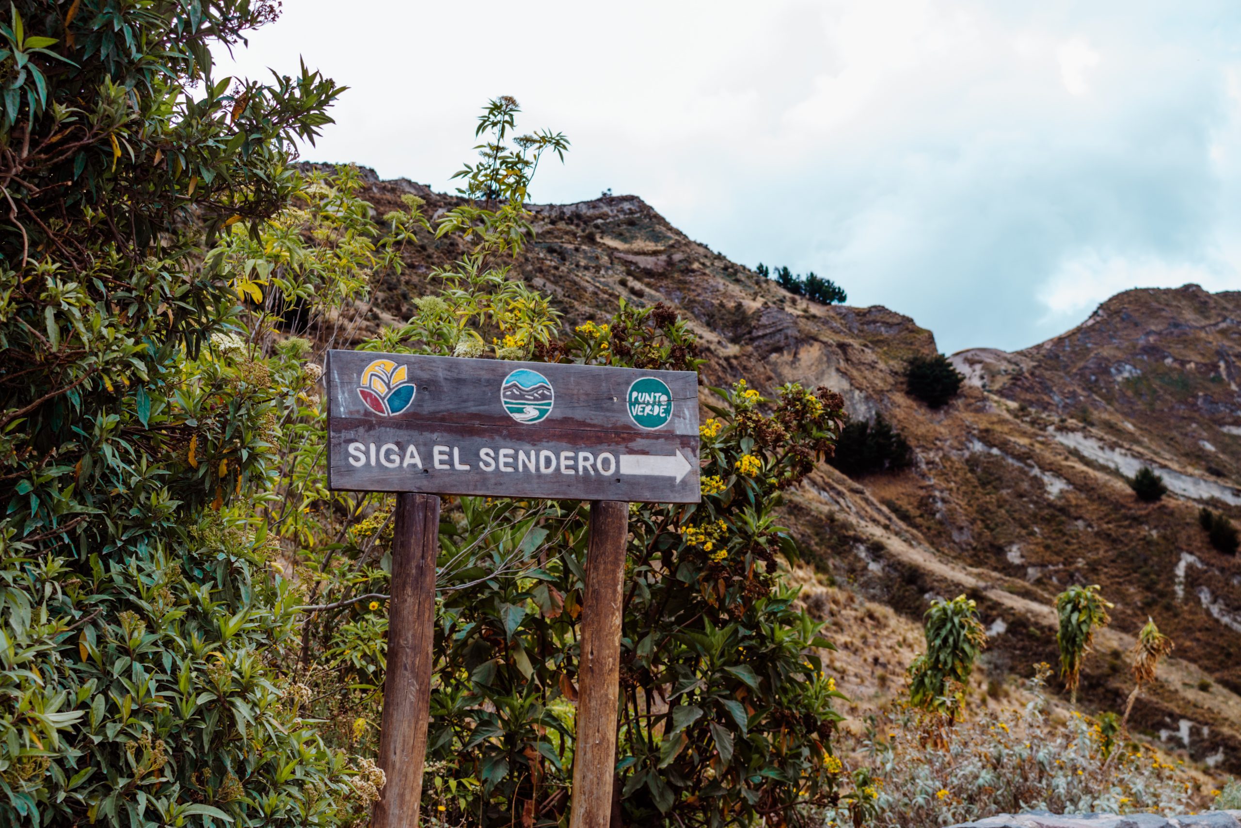 Hiking sign at Quilotoa lake