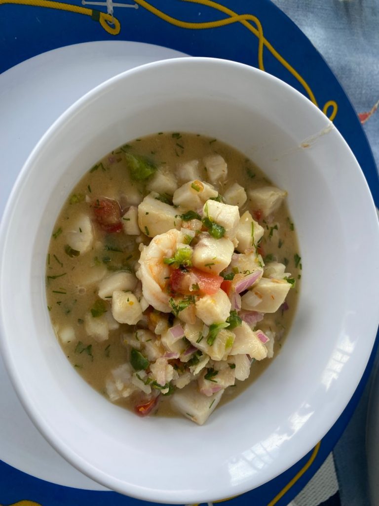 Ceviche de pescado durante el tour por la Isla Pinzón