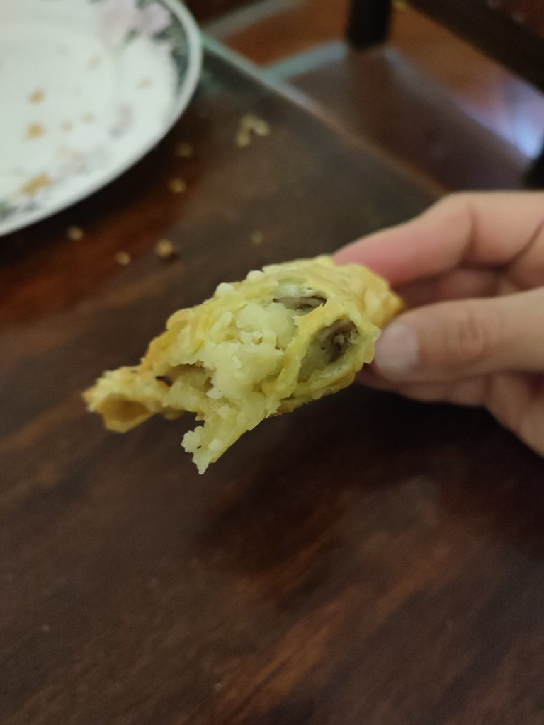 Empanadas de comida callejera en Ecuador con papa y hongos