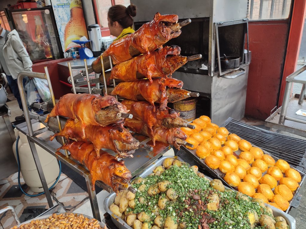 Meerschweinchenessen (Cuy Asado) Stand in Cuenca Ecuador