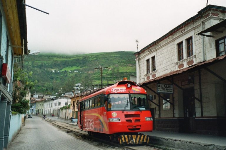 devil's nose train station in Alausi