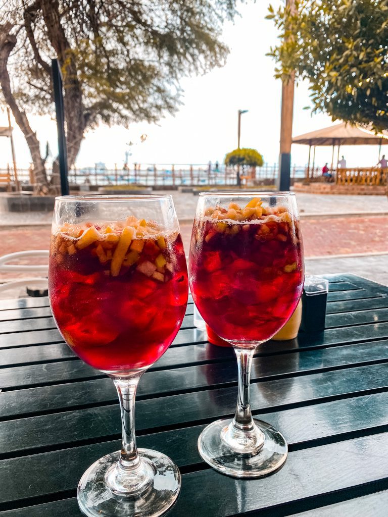 Drinking cocktails at Muyu Galapagos in Puerto Baquerizo Moreno (San Cristobal Island)